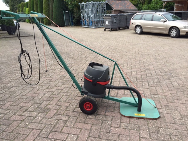 TG0M Tegelhulp, tegeltiller model M met opgebouwde stofzuiger