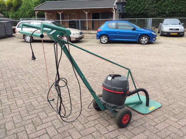 TG0M Tegelhulp, tegeltiller model M met opgebouwde stofzuiger